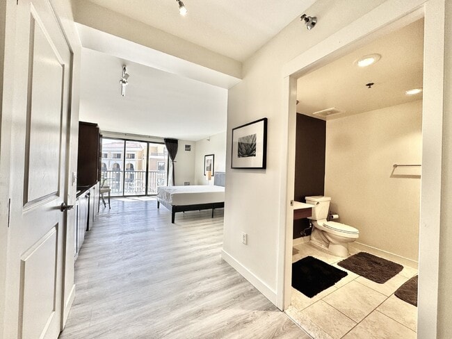 Photo - Stylish Lake Las Vegas Studio | Fully Furnished | Flexible Lease Terms & All utilities included! Unidad #439