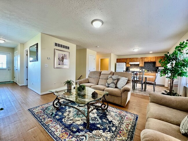 Photo - Great corporate furnished rental- close to everything.