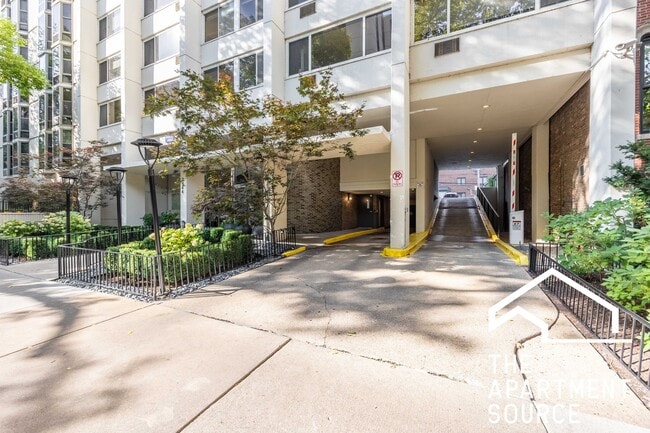 Building Photo - 1358 N Dearborn St Unit 5c