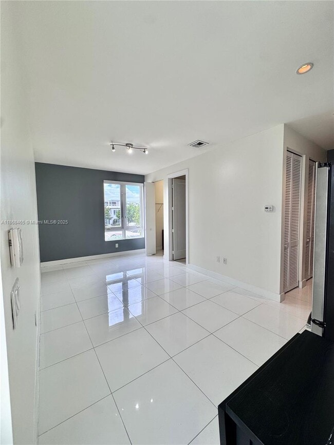 Building Photo - 10426 NW 64th Terrace Unit studio Rental