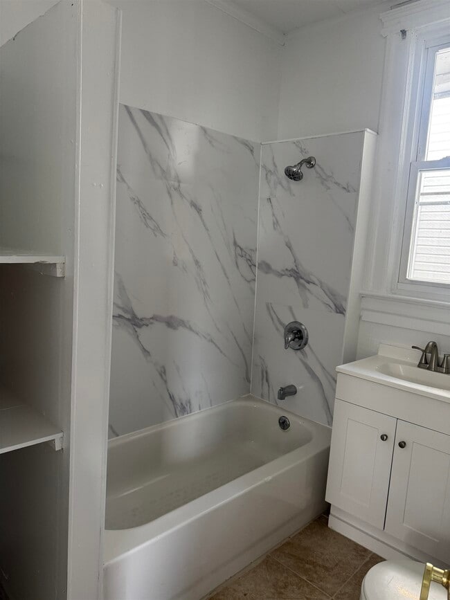 Building Photo - 770 Harrison Ave Unit 5