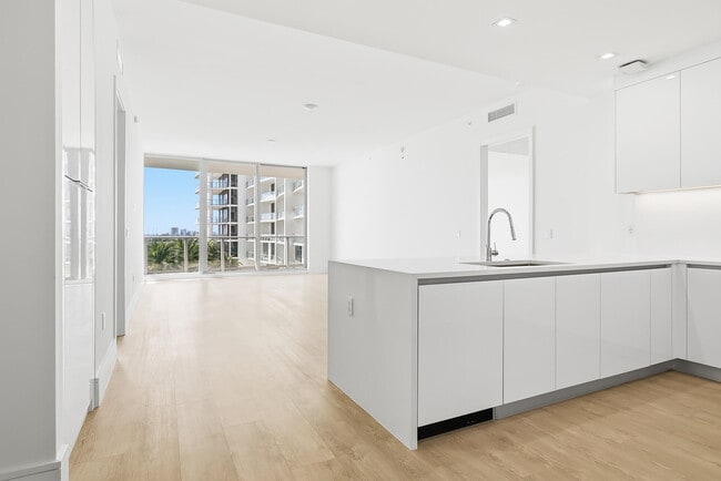 Building Photo - 220 Lake Shore Dr Unit 815