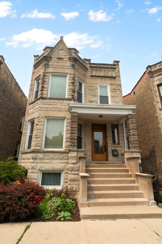 Building Photo - 2630 N Sacramento Ave Unit 1
