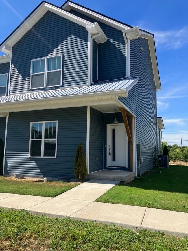 Building Photo - Townhome Like new in Nashville