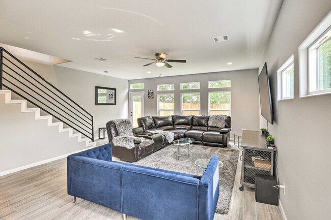 Building Photo - 4835 Sunflower St Unit ID1385590P