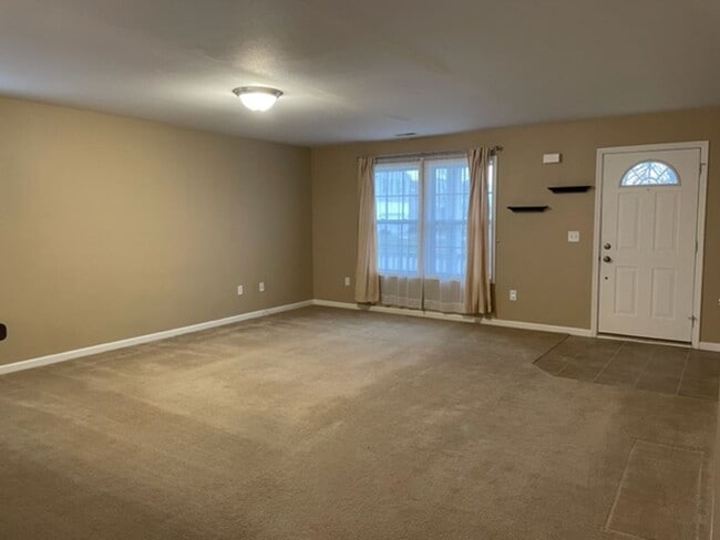 Photo - 4 Bedroom House Available August In Gilmor...