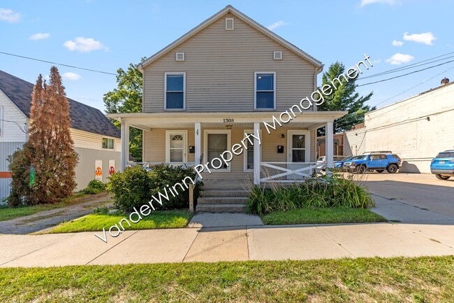 Photo - 1308 Leonard St NW