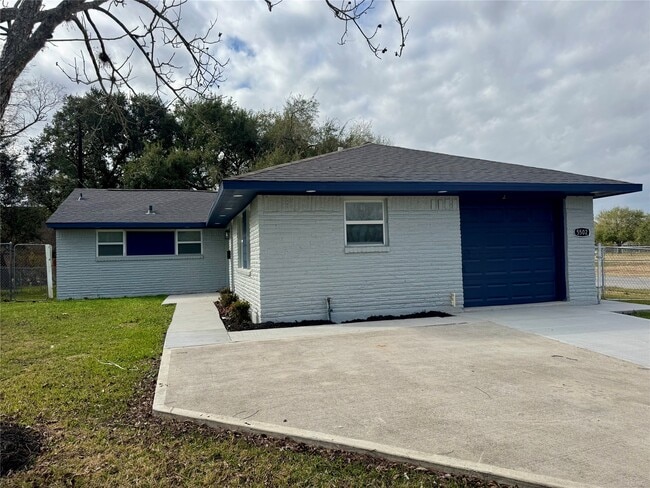 Building Photo - 5502 Elm Tree Dr