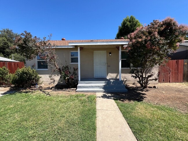 Building Photo - Fully remodeled 2 bedrooms and 1 bathroom, single-story home in Visalia, CA!