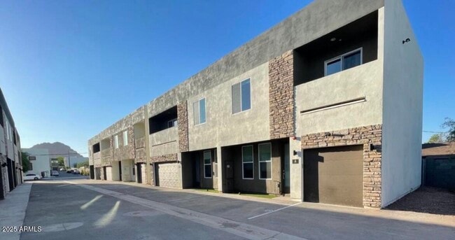 Photo - 1850 N 51st St