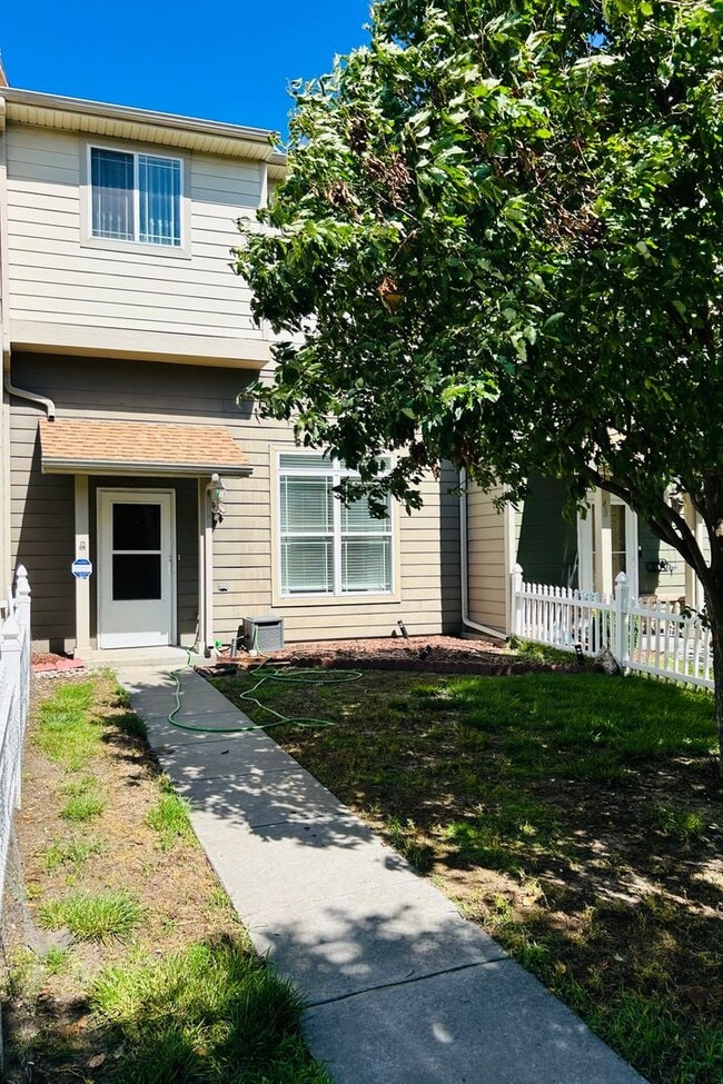 Building Photo - Spacious Townhome, Close to Fort Riley!