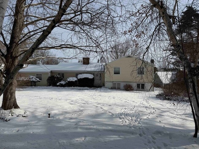 Building Photo - 32 Forest Rd Unit 2