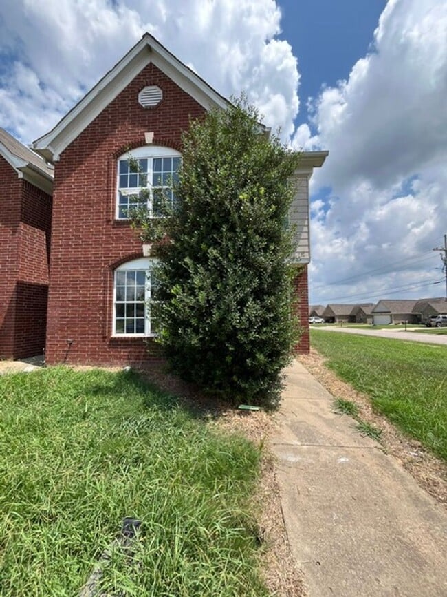 Building Photo - Renovated 3 Bedroom 3 Bath Townhome for Rent!