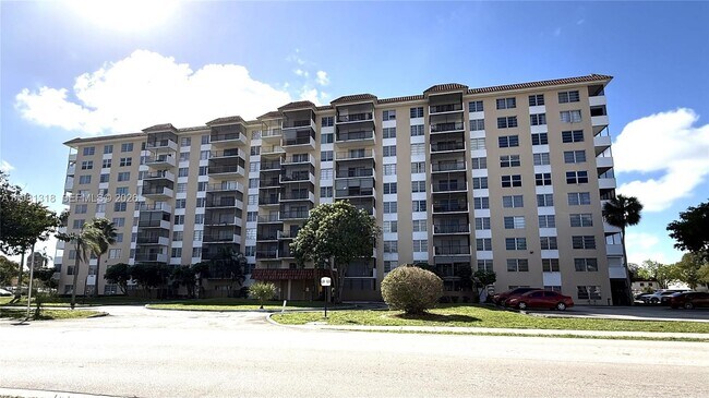 Building Photo - 4174 Inverrary Dr Unit 402