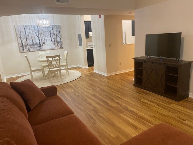 Building Photo - 2360 SW Archer Rd Unit Entire , Furnished Rental