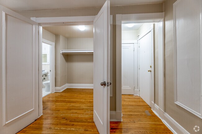 Bachelor + Den - Entrance/Den