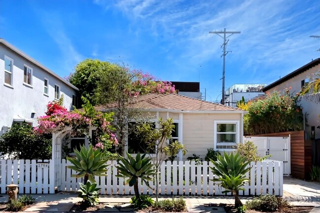 Dreamy Venice Living Awaits! - Dreamy Venice Living Awaits! House