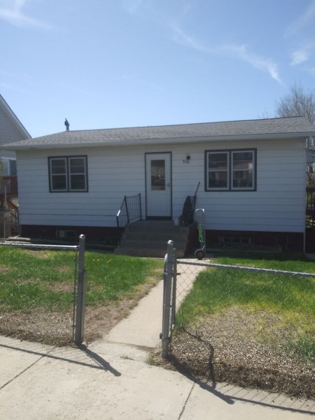 Building Photo - r211LBP Unit 211 E Custer St