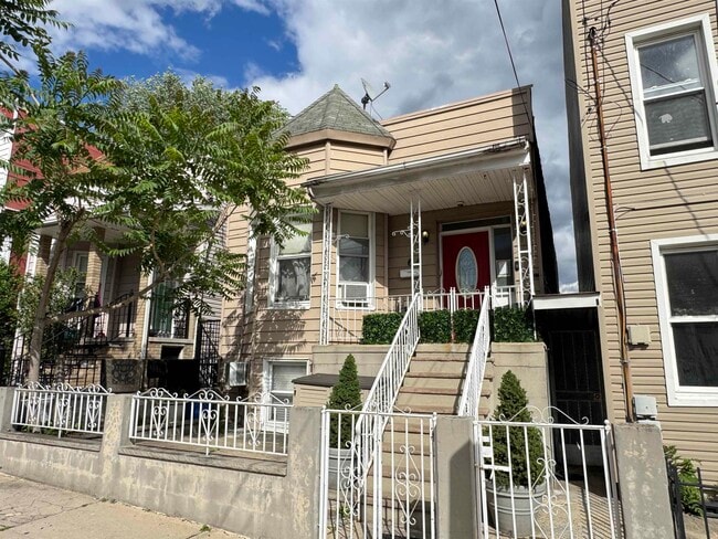 Building Photo - 64 Cambridge Ave