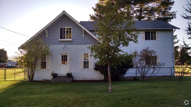 Building Photo - Large Home in Dalton Gardens