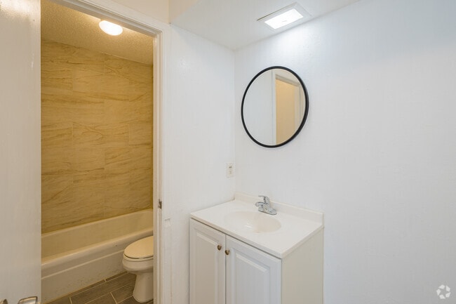 1BR, 1BA - 700SF - Bathroom