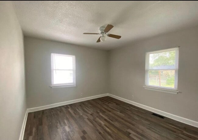 Photo - 606 N Moore Rd