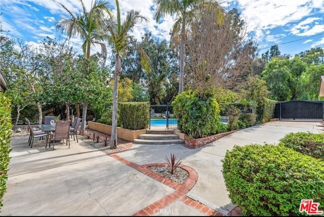 Photo - 24316 Burbank Blvd