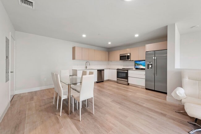 Building Photo - 2505 NE 193rd St Unit # 4202