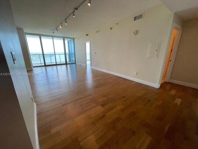 Photo - 601 NE 36th St Unidad 1209