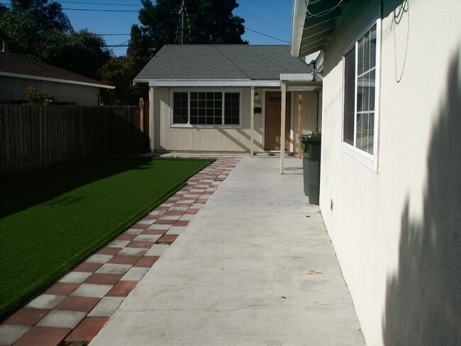 Building Photo - 420-422 Wessex Way, Belmont CA 94002 Unit 422 Wessex Way, Belmont CA 94002