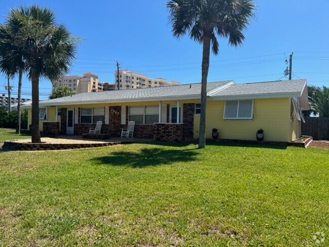 Building Photo - Half duplex close to the beach! Rental