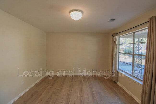 Photo - 305 Millcreek Dr