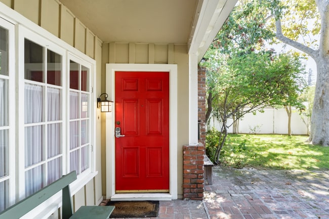 Puerta principal - 5108 Strohm Ave
