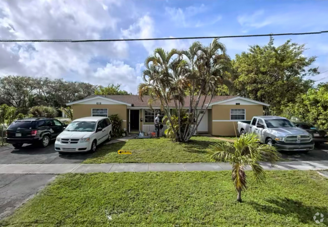 Building Photo - 1101 NW 55th Ave Unit B Rental