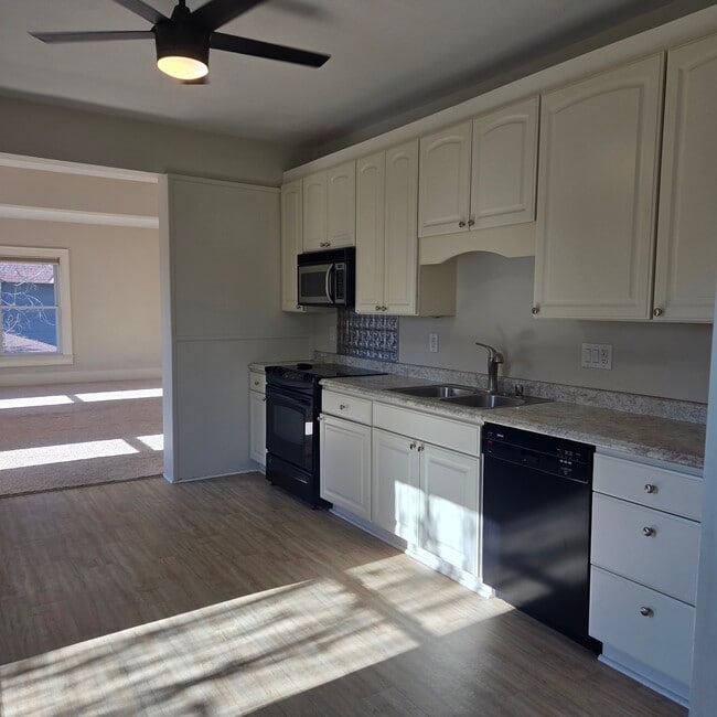 Kitchen - 454 W Wisconsin Ave Unit 2