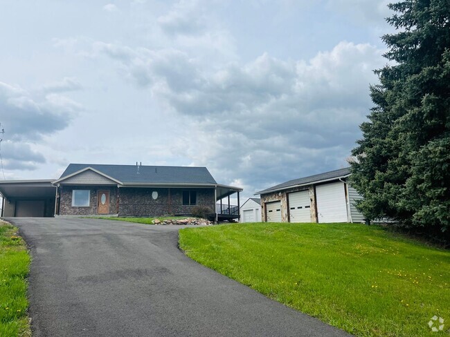 Building Photo - Walk to the lake, Beautiful Huntsville hom... Rental