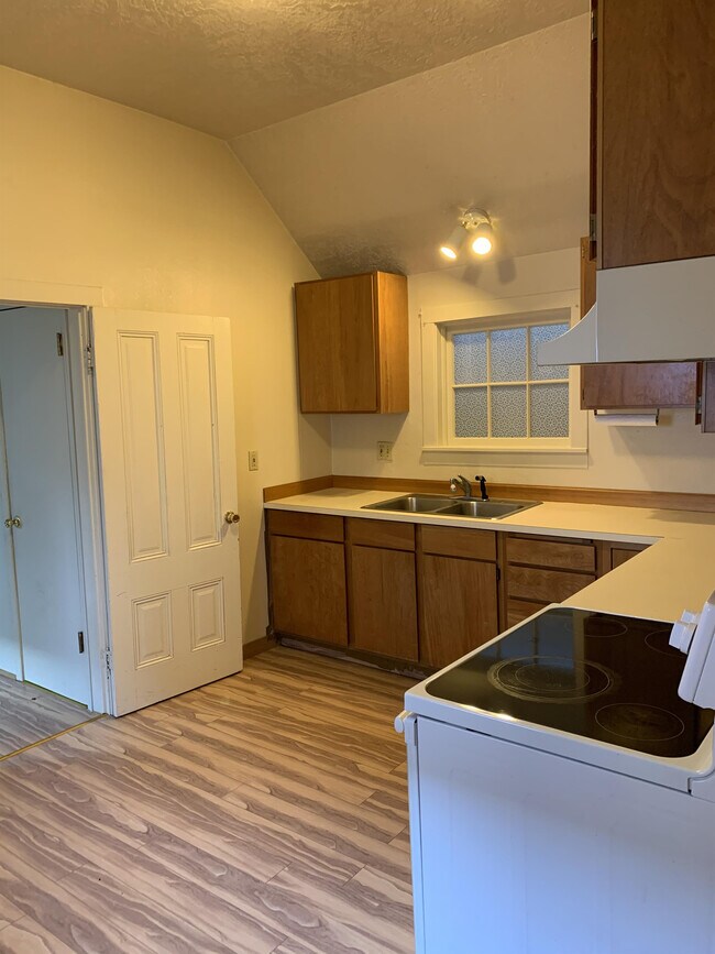 Photo - 44 S Nehalem St