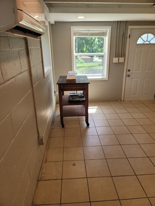 Photo - 327 S Hocker Ave