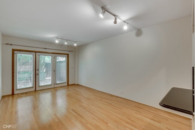 Living room - 711 S Ashland Ave Unit A