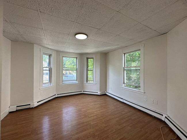 Building Photo - 39 Louis St Unit 2
