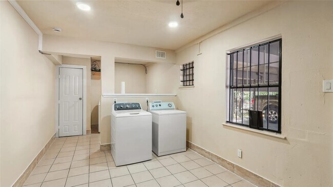 Photo - 2819 Berry St Unidad 4