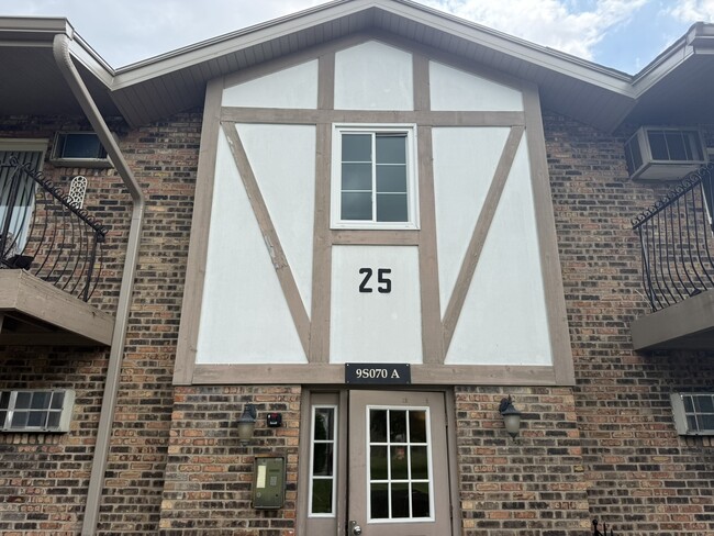 Building Photo - 9s070 Frontage Rd Unit 102