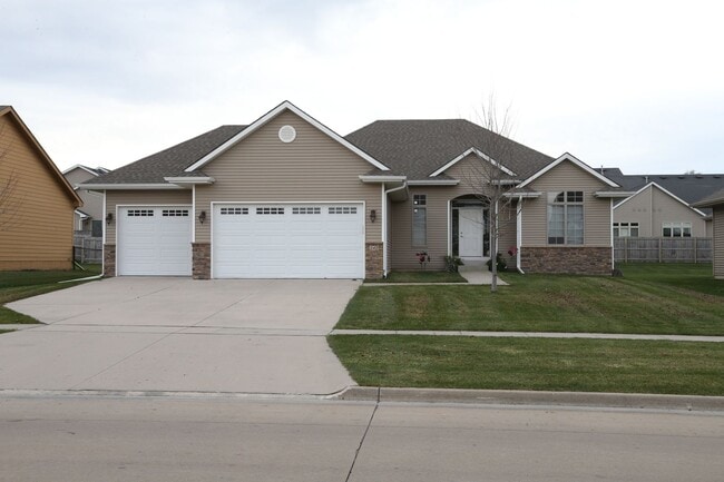 Photo - 303 SW Springfield Dr