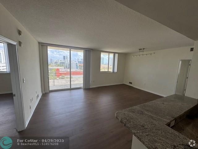 Building Photo - 18800 NE 29th Ave Unit 914 Rental