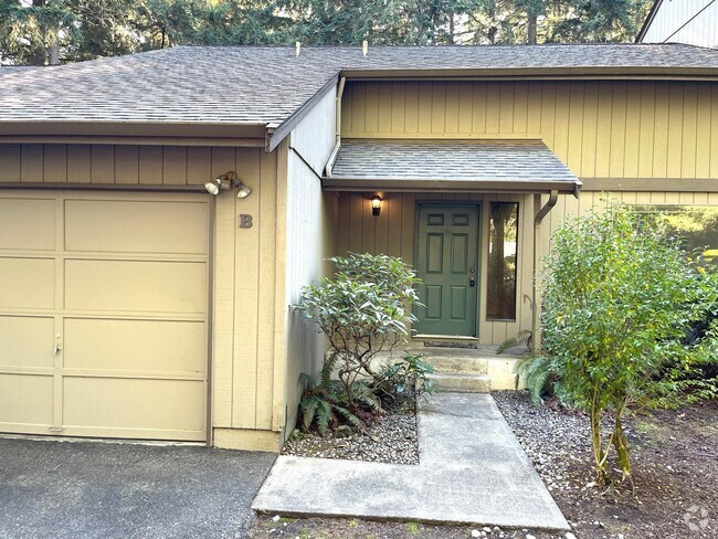 Building Photo - Charming 2-Bed, 1.5-Bath Multi-Family Retr... Rental