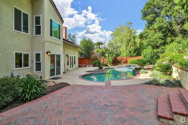 Building Photo - 2086 Glastonbury Rd Rental