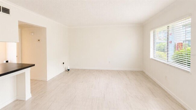 Photo - 120 BLUE POINT Way Unidad 170