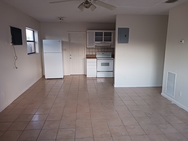 Building Photo - 2000 NW 27th St Unit 1