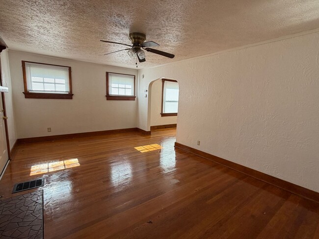 Photo - Cute 2 bedroom/1 bath Bunglow with garage in Dayton