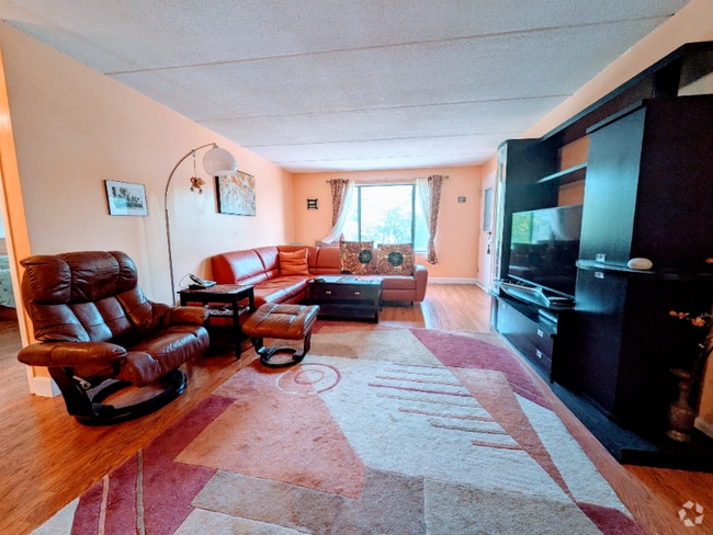 Building Photo - 1550 Worcester Rd Rental